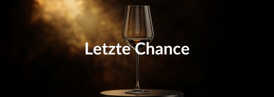 Mit Weißwein gefülltes Weinglas im dunklen Hintergrund mit goldenem Lichteinfall mit der Aufschrift &quot;Letzte Chance&quot;