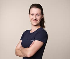 Frau mit braunen Haaren und blauem T-Shirt