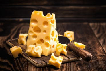 Die Heimat dieser Käsesorte ist die Schweiz. Wie Emmentaler schmeckt, was bei der Herstellung geschieht und welcher Wein zu den würzigen Scheiben und Stücken passt.