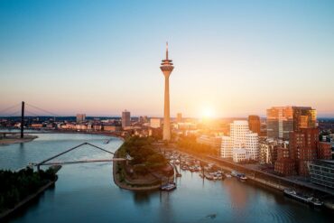 Düsseldorfer Skyline bei Sonnenuntergang