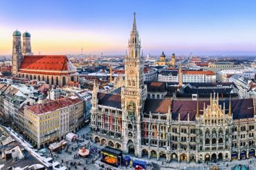 Münchener Marktplatz im Hintergrund die Frauenkirche